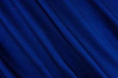 Katlı parlak mavi kumaş dokusu. Pliseli mavi kumaş arkaplan..