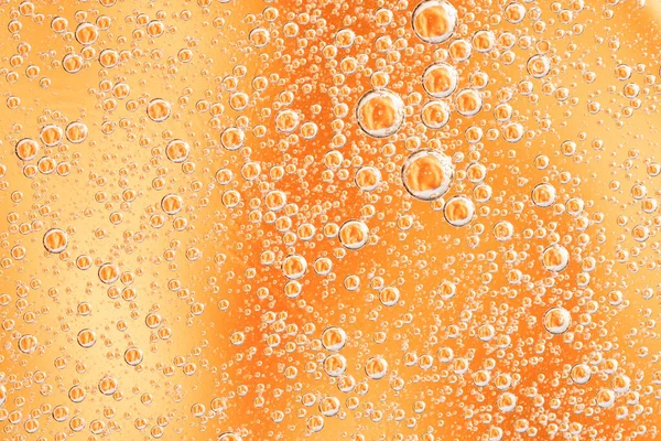 Sárga és narancssárga buborékok, olajcseppek a vízben — Stock Fotó