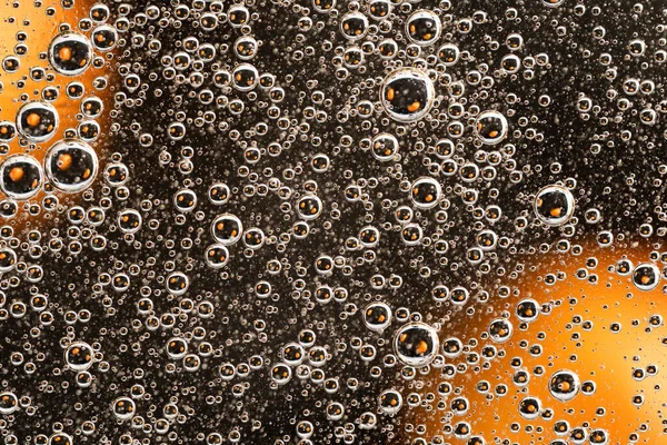 Unterwasserluftblasen in Schwarz-Orange. — Stockfoto