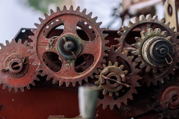 Oude roestige boerderij apparatuur landbouwcombinatie mechanisme Stockfoto