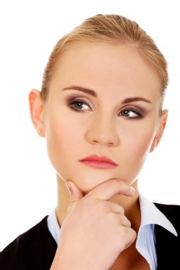 Genç ciddi düşünceli iş kadını
