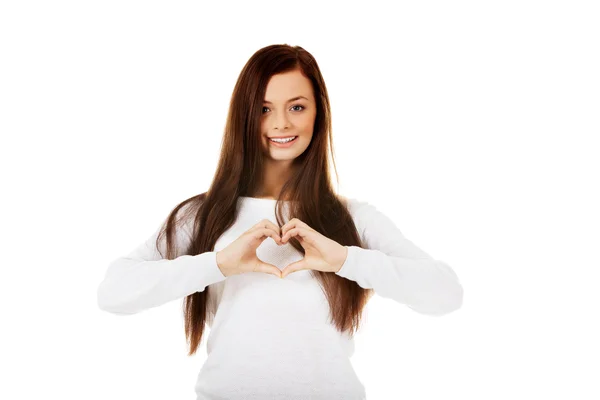 Bella giovane donna che fa un simbolo del cuore con le mani — Foto Stock