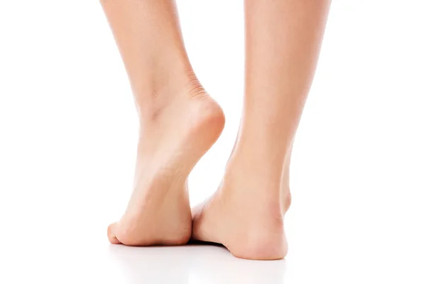 Womens voeten op witte achtergrond. — Stockfoto