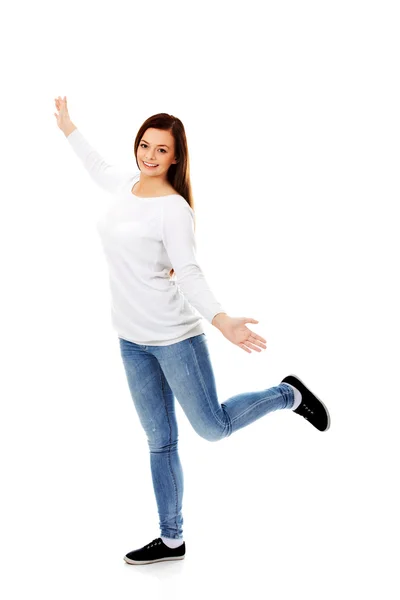 Feliz adolescente bailando con los brazos arriba — Foto de Stock