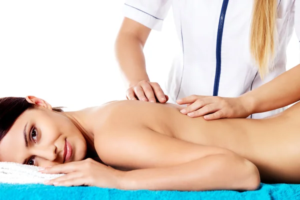 Mujer teniendo masaje de cuerpo en el salón de spa. Concepto de tratamiento de belleza. —  Fotos de Stock