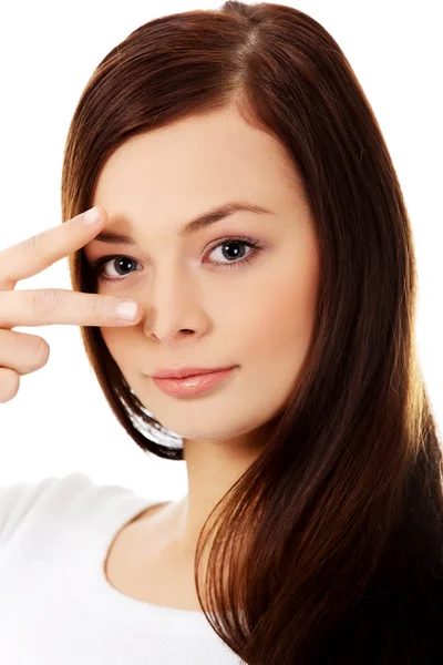 Joven mujer feliz mostrando dos dedos — Foto de Stock