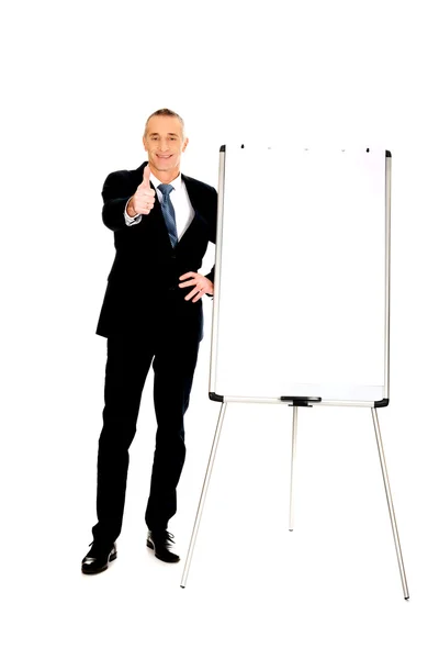 Männliche Führungskraft mit Ok-Zeichen nahe Flip-Chart — Stockfoto