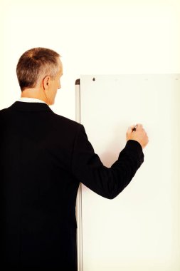 erkek icra flipchart üzerinde yazma