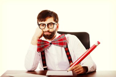 Genç yaşlı moda adam büyük kalemle yazma.