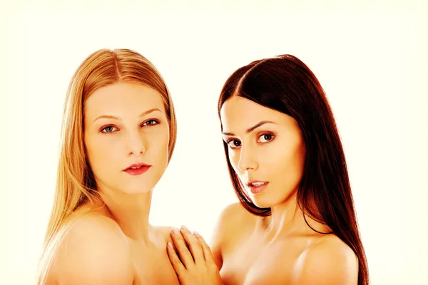 Πορτραίτο ομορφιάς δύο όμορφων νέων γυναικών, λευκό στούντιο — Φωτογραφία Αρχείου