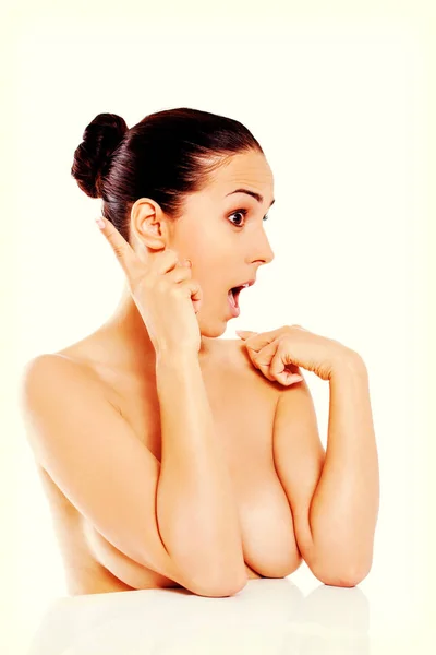 Bella donna nuda isolata su sfondo bianco. — Foto Stock