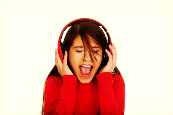 Žena se sluchátky poslech hudby. — Stock fotografie