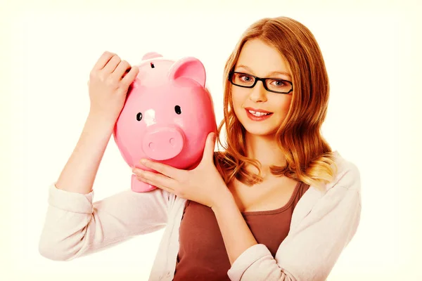 Joven mujer holding piggybank — Foto de Stock