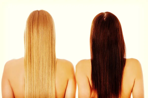 Cheveux longs. Coiffure. Salon de coiffure. Femme aux cheveux sains. — Photo