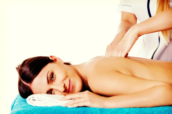 Mujer teniendo masaje de cuerpo en el salón de spa. Concepto de tratamiento de belleza. —  Fotos de Stock