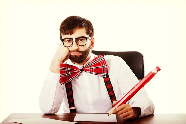 Joven hombre de moda escribiendo con lápiz grande . —  Fotos de Stock