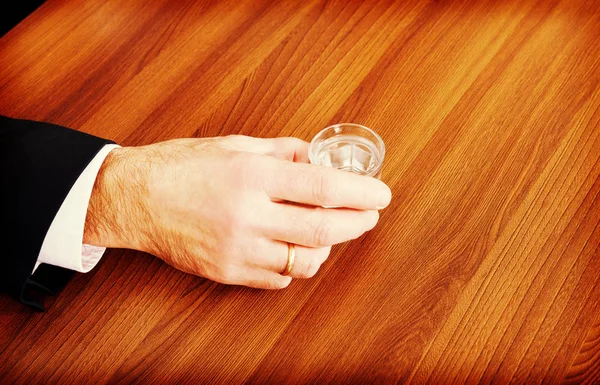 Mão masculina com um copo de álcool — Fotografia de Stock