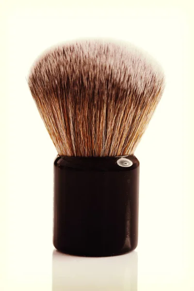 Pequena escova de maquiagem fundação isolada no branco — Fotografia de Stock