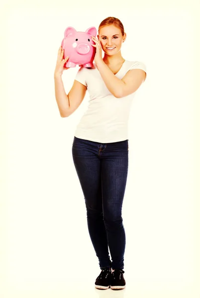 Feliz joven sosteniendo a Piggybank — Foto de Stock