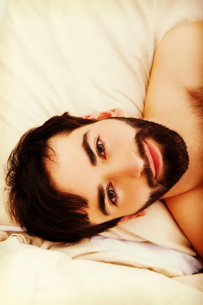 침대에 누워 있는 젊은 근육질 남자. — 스톡 사진