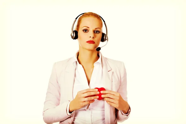 Szerencsétlen call center nő holdinh szív modell — Stock Fotó