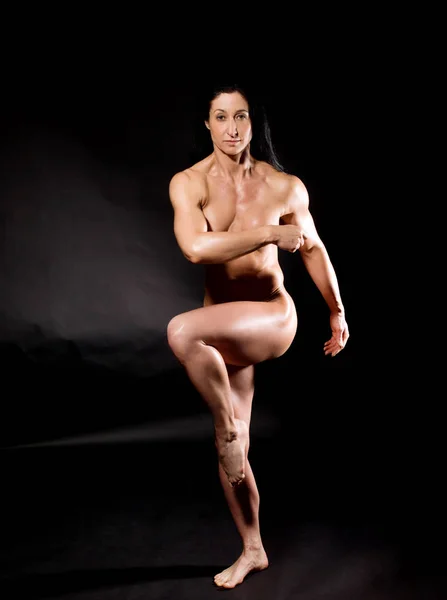 Muscular bodybuilder woman showing her muscles. — Stock Photo, Image