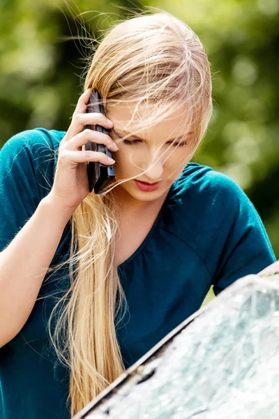 Femme composer son téléphone après accident de voiture — Photo