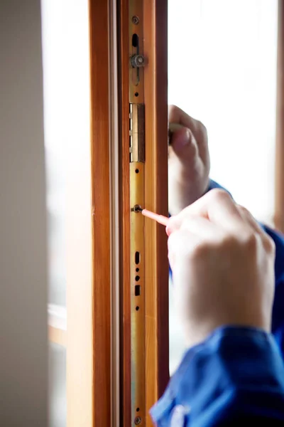 Joven manitas ventana de reparación con destornillador — Foto de Stock