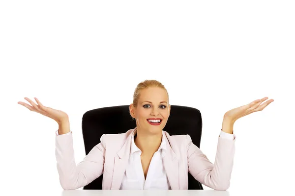 Business woman sitting behind the desk and making dont know sing — Stock Photo, Image