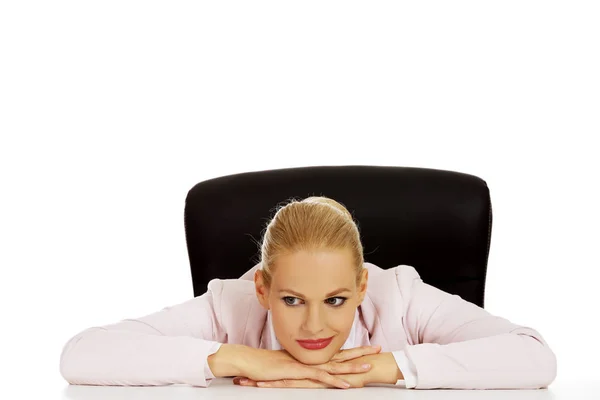 Feliz mulher de negócios sentada atrás da mesa — Fotografia de Stock