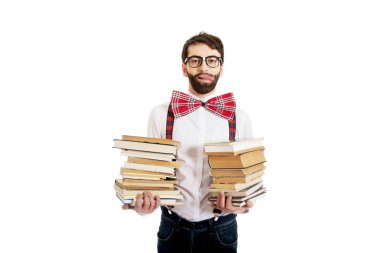 Kitap yığını ile jartiyer giymiş adam.