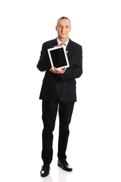 Empresário feliz segurando tablet digital — Fotografia de Stock