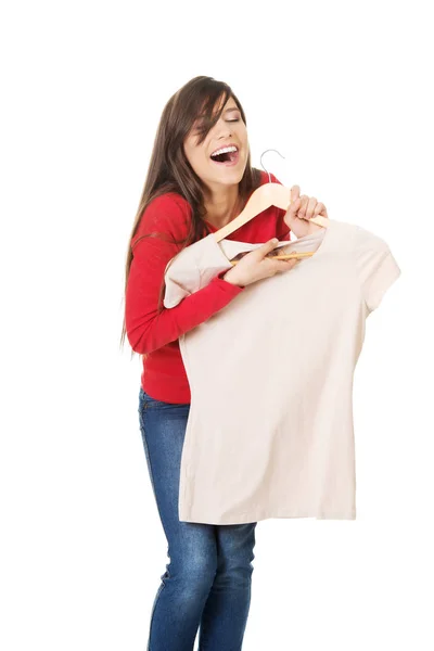 Mujer feliz con una camisa nueva . — Foto de Stock