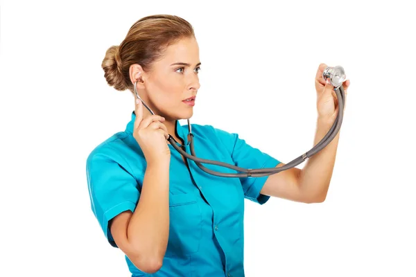 Young female doctor or nurse with stethocope — Stock Photo, Image