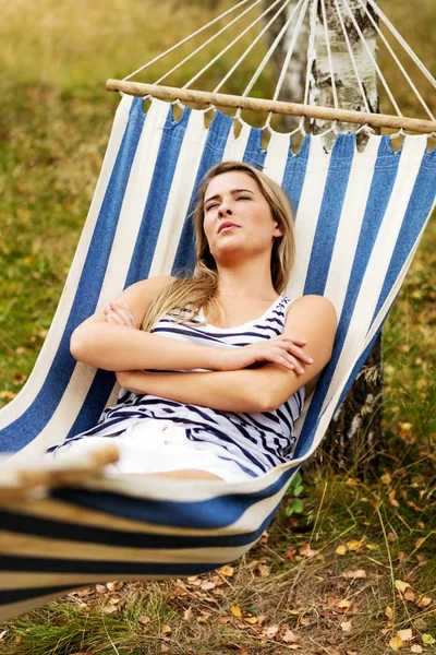 Jong blond vrouw rusten op hangmat — Stockfoto