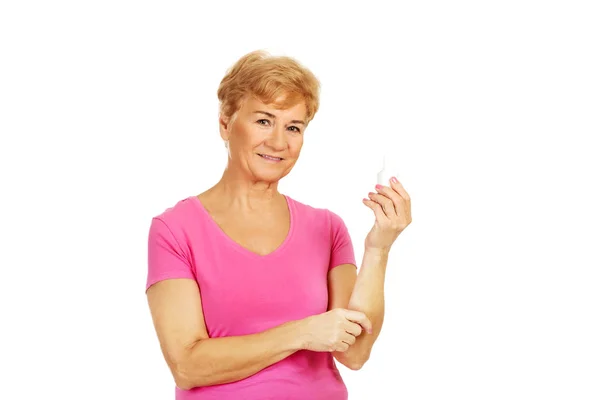 Senior woman holding medicament bottle — Stock Photo, Image