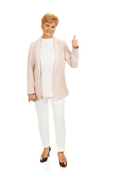 Посмішка елегантна старша жінка показує великий палець вгору — стокове фото