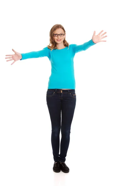 Szczęśliwa kobieta nastoletnich z ramionami szeroko otwarte — Zdjęcie stockowe