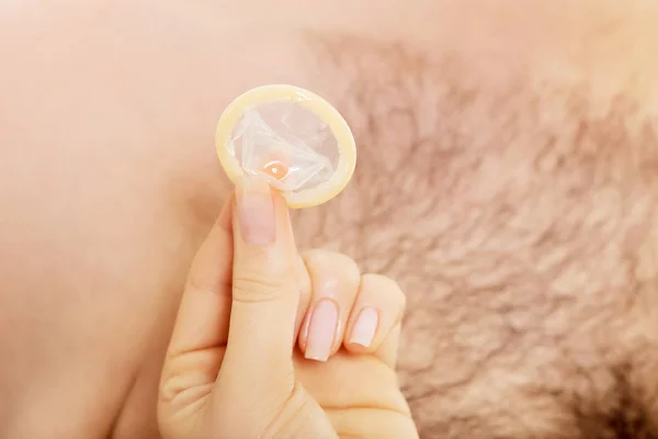 Couple with a condom. — Stock Photo, Image