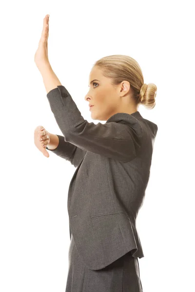 Nő egy absztrakt képernyő gomb megnyomásával — Stock Fotó