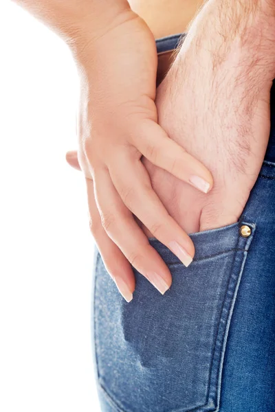 Mão masculina no bolso de calça de mulher . — Fotografia de Stock