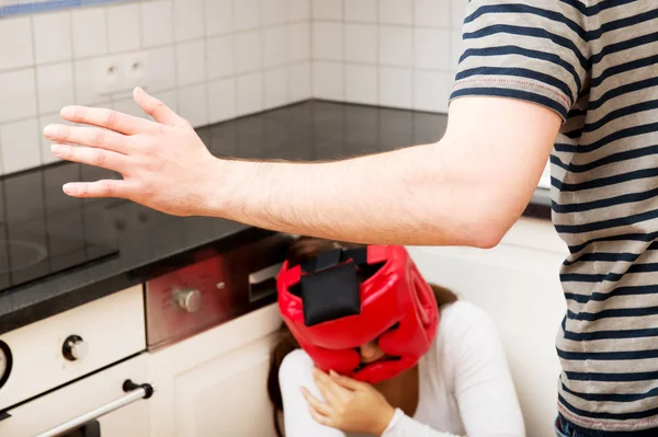 Mujer con miedo al abuso doméstico. — Foto de Stock