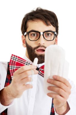 Şok adam adet ped holding.