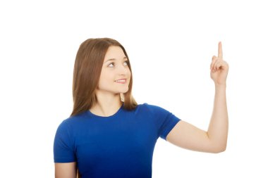 Gülümseyen genç kadın işaret ediyor.