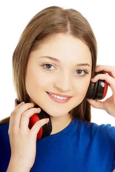 Vrouw met koptelefoon luisteren naar muziek. — Stockfoto