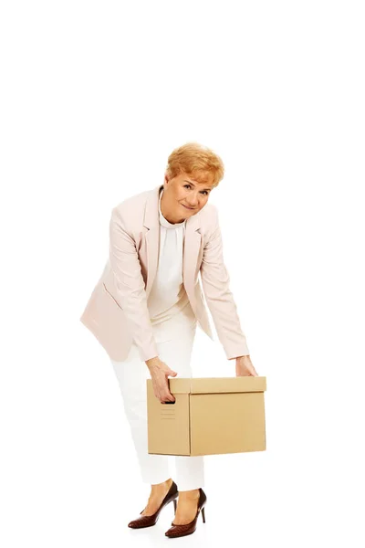 微笑老人业务女人拿着纸板盒 — 图库照片
