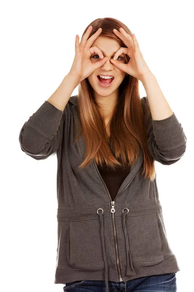 Mujer adolescente haciendo binoculares manos — Foto de Stock