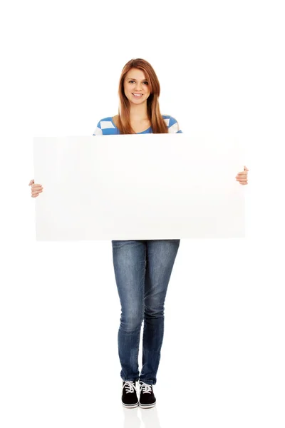 Glückliche Teenager-Frau mit leerer Plakatwand — Stockfoto