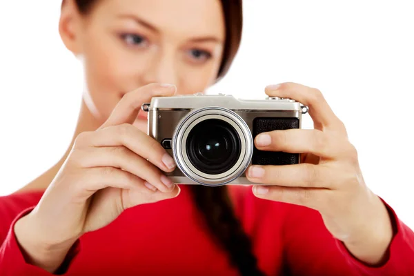 Mulher bonita tirar uma foto usando a câmera slr clássico — Fotografia de Stock