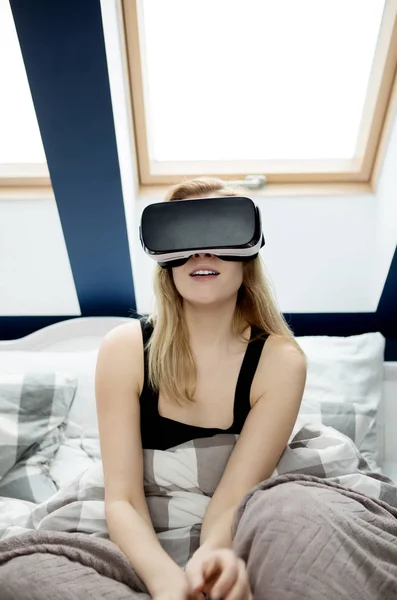 Woman with glasses of virtual reality. — Stock Photo, Image